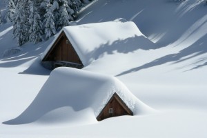 Roof snow: https://pixabay.com/de/alm-friaul-schnee-schneefall-549333/